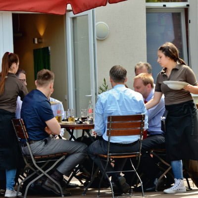 Restaurant Ausbildungsrestaurant Außenbereich bei dem gerade serviert wird Startorante