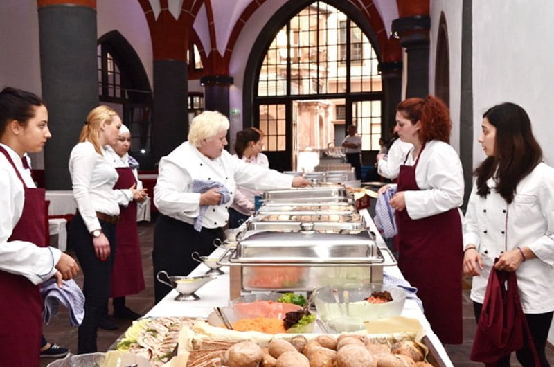 Catering auf langem Tisch mit vielen Speisen