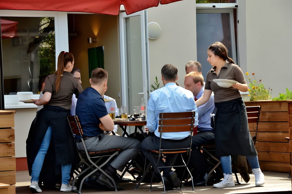 Restaurant Ausbildungsrestaurant Startorante Terrasse Servierung